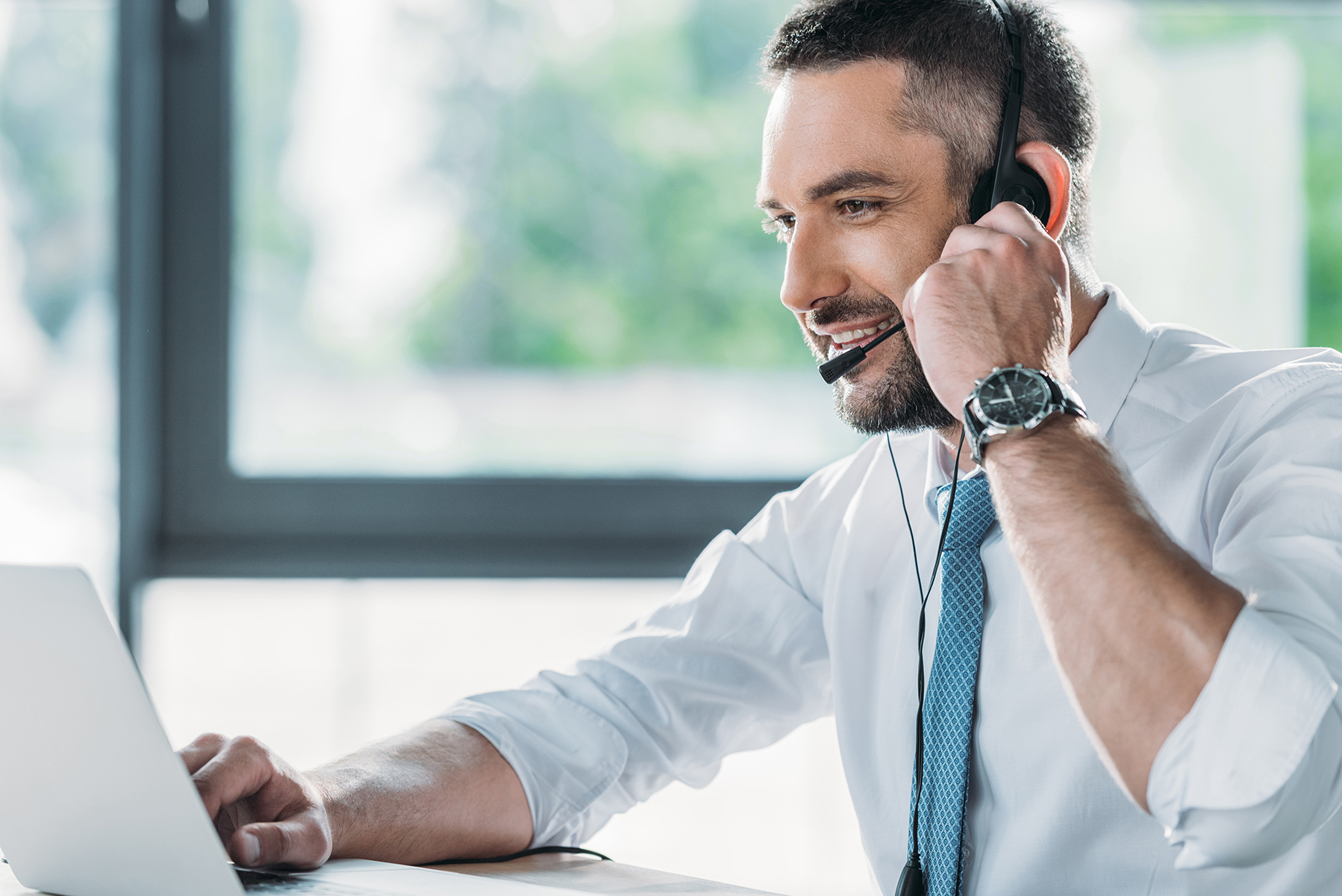 Homme en contact téléphonique 