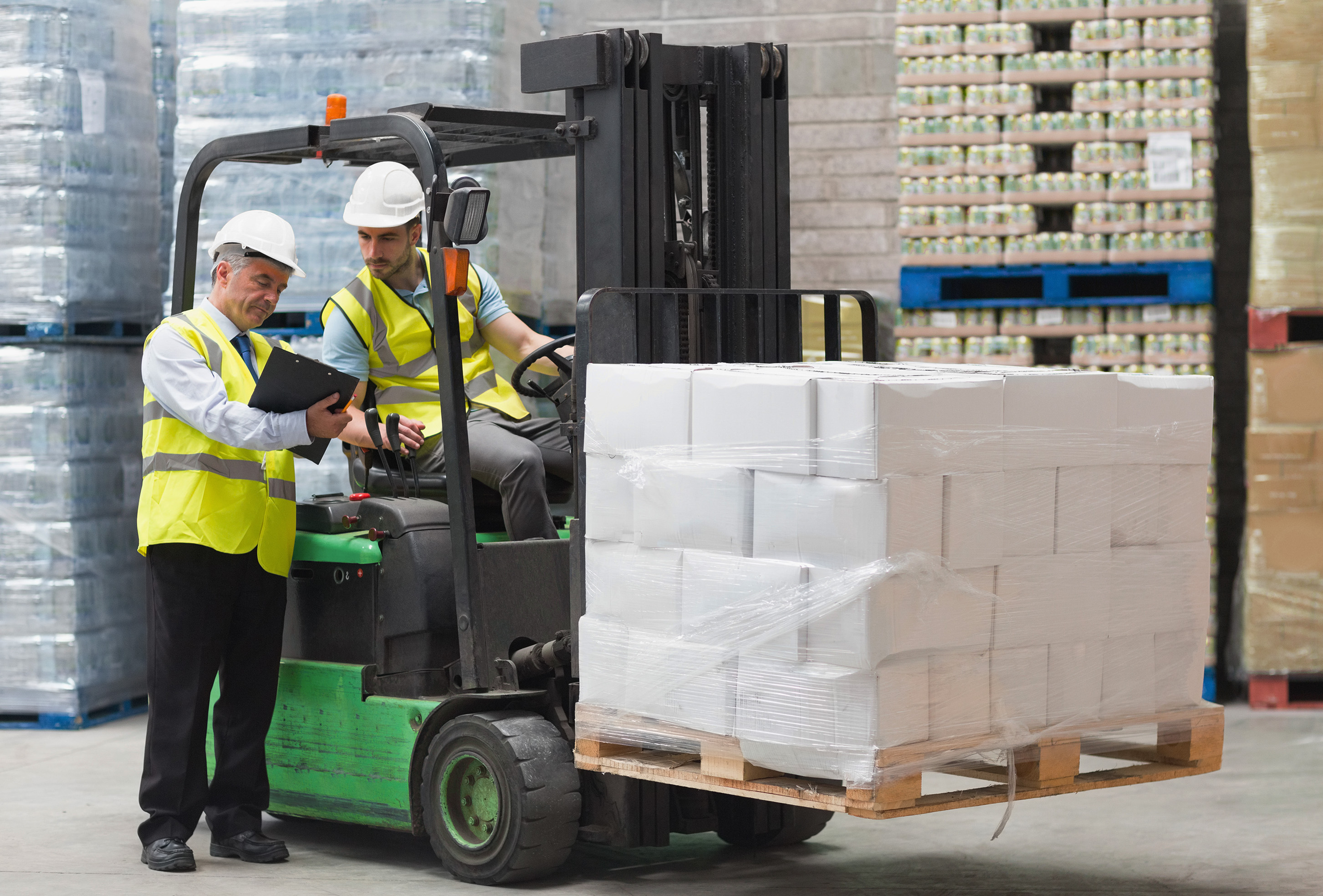 Hommes qui font de la logistique