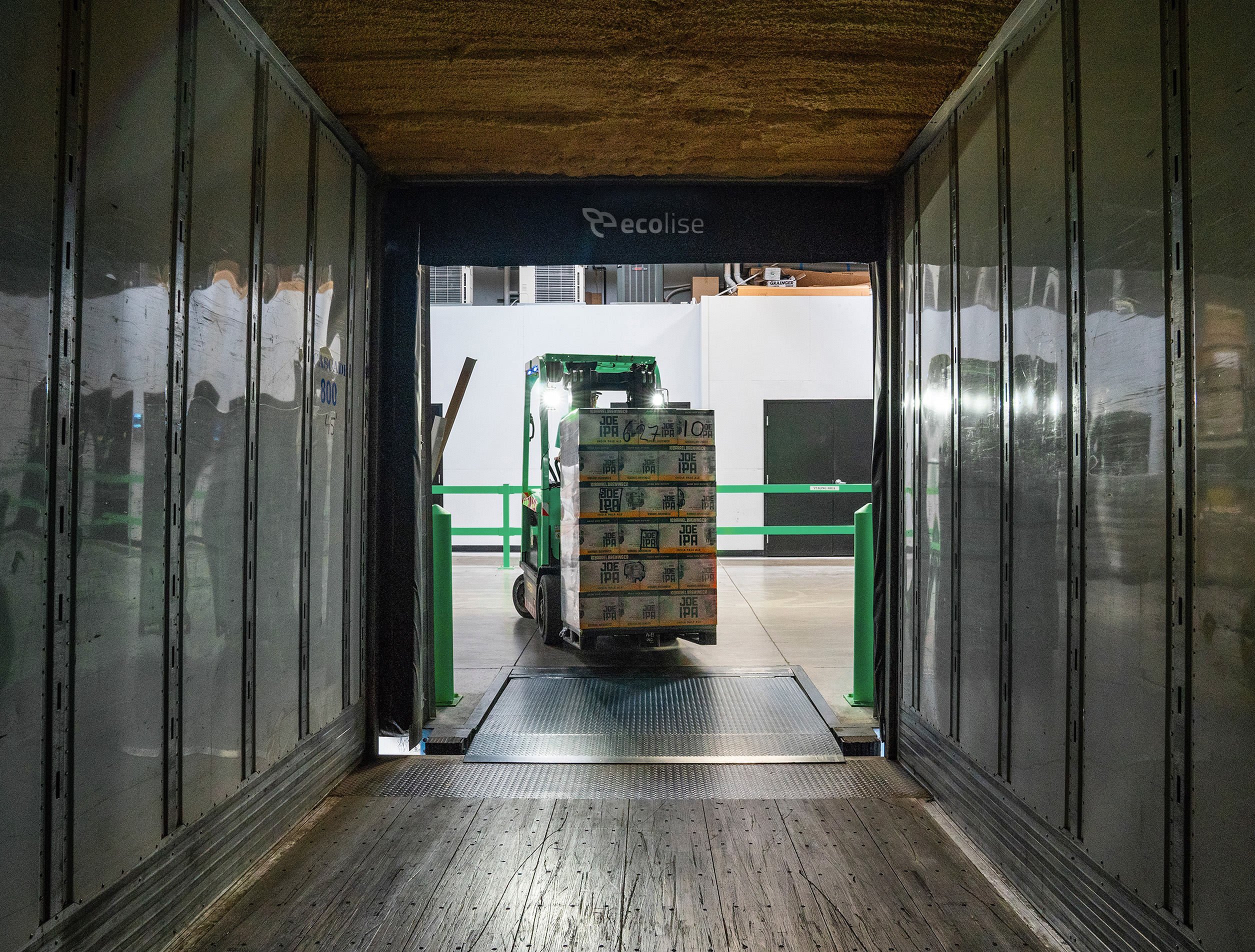 Vue d'un transpalette depuis l'intérieur d'un camion de livraison